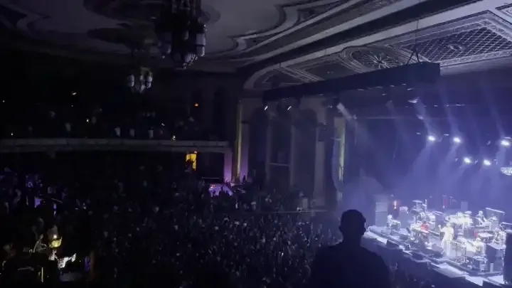 Masonic Temple Theatre house lights flickering along with the song